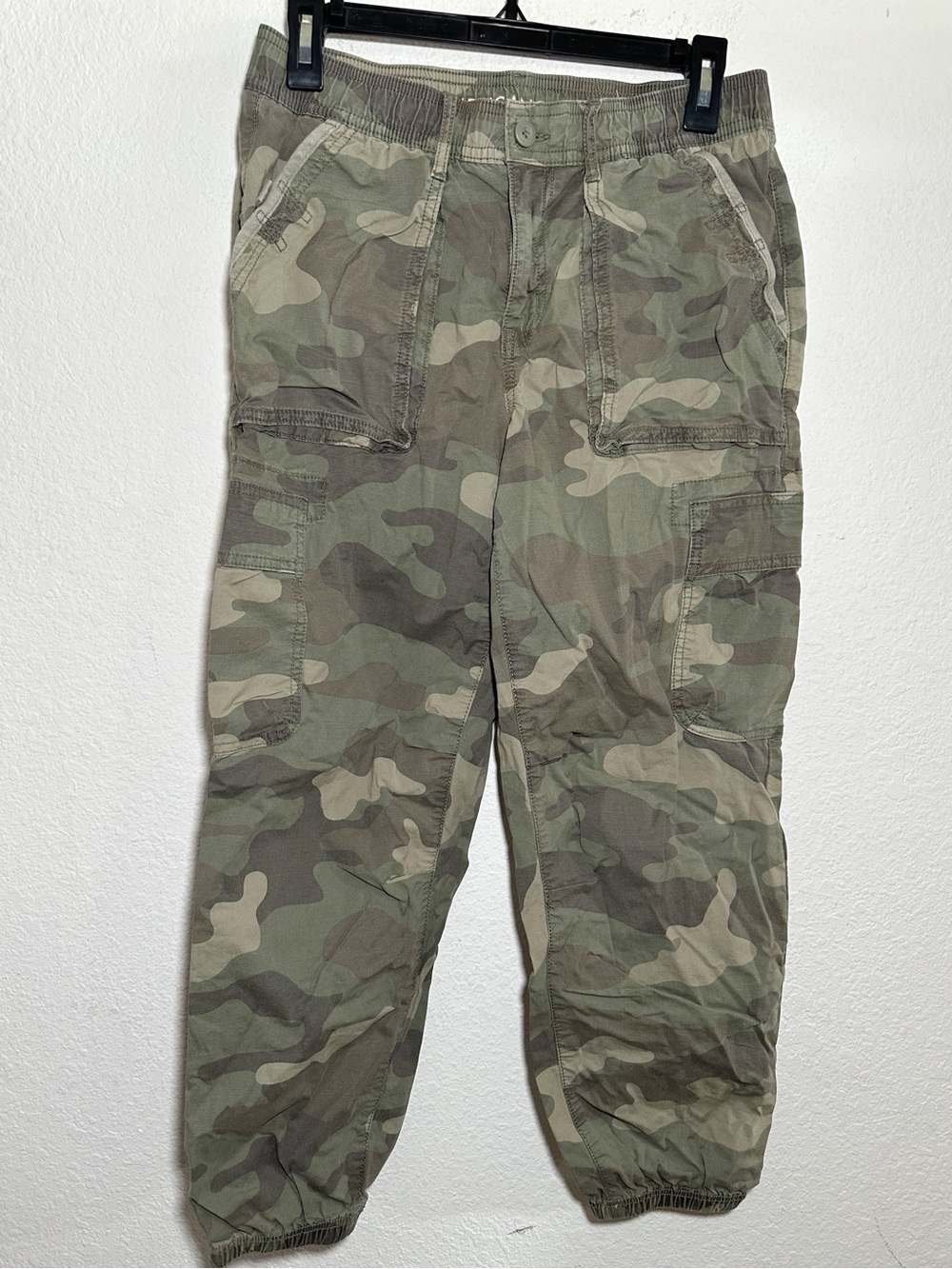 New American Eagle Outfitters Baggy Jogger Camouflage Green Size 4 Short